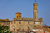 Volterra, il Palazzo dei Priori emerge dall'abitato antico.